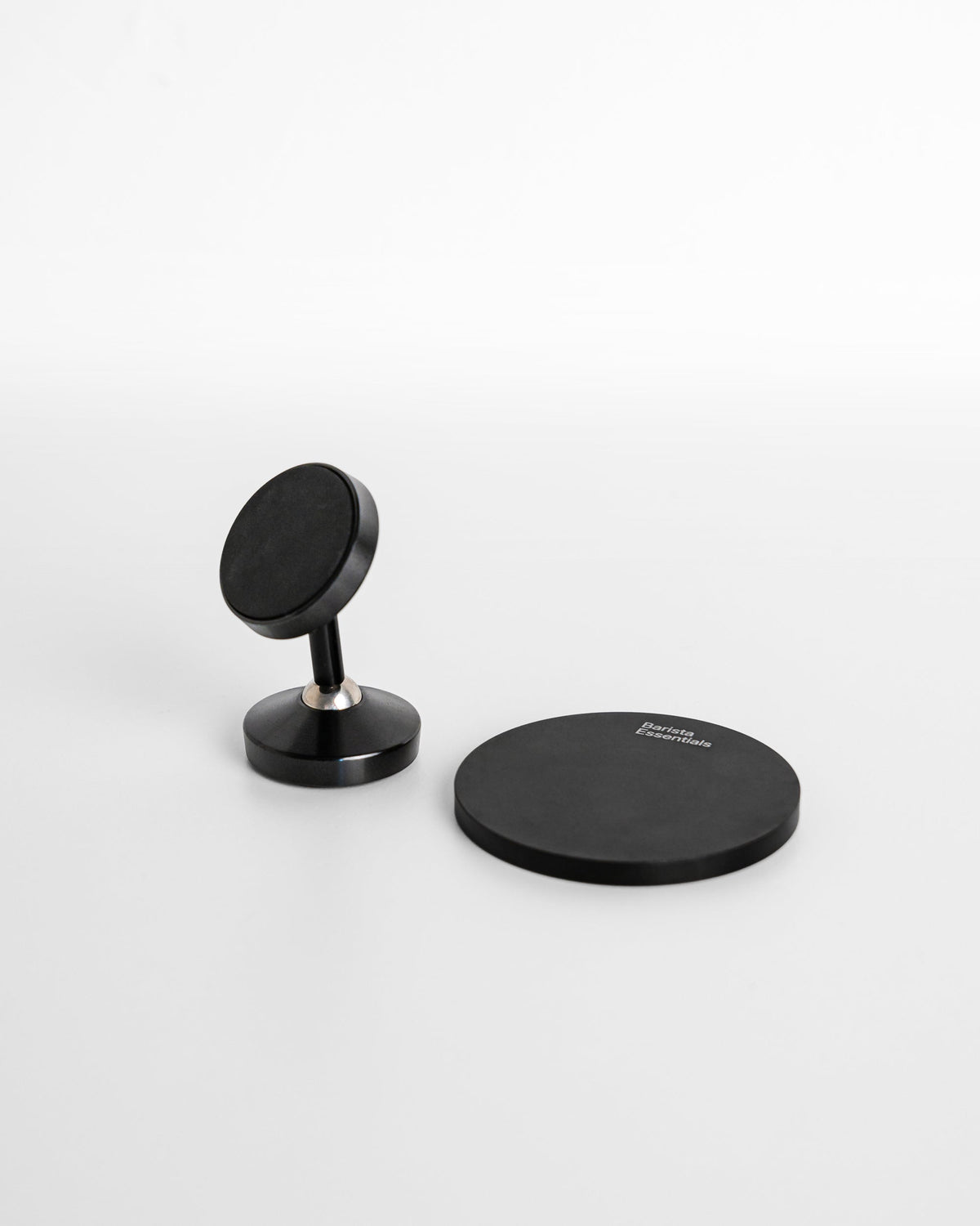 Achterzijde van de espresso shot mirror met een los metalen bevestigingsplaatje