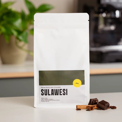 Zak Sulawesi koffiebonen op een keukenblad