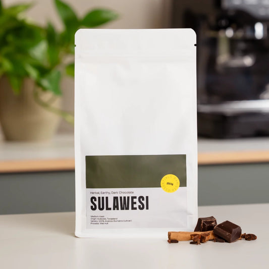 Zak Sulawesi koffiebonen op een keukenblad