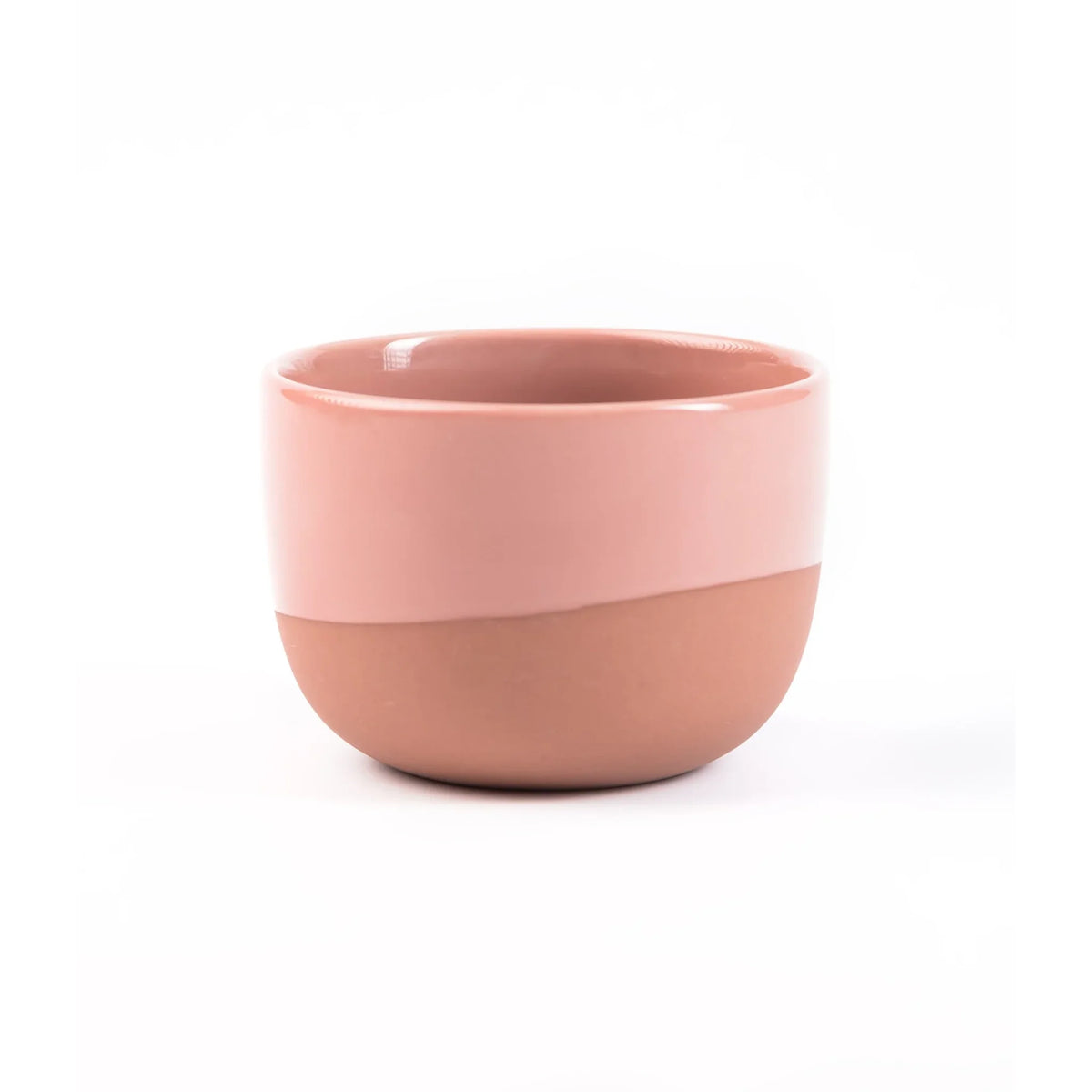 Terracotta roze half geglazuurd cappuccinokopje op lichte achtergrond