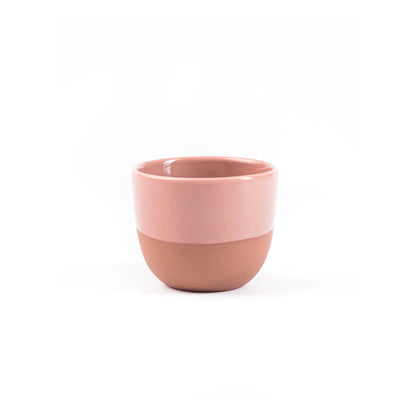 Terracotta roze half geglazuurd espressokopje op lichte achtergrond