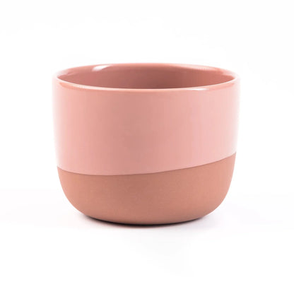 Terracotta roze half geglazuurd lattekopje op lichte achtergrond