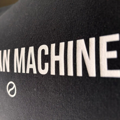 Gedetailleerd beeld van de print op The Bean Machine sweatshirt; hoogwaardige opdruk op deep black katoenmix – een echte must-have voor barista's.
