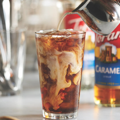 IJskoffie met een zoete karamelsmaak door Torani Caramel Siroop.