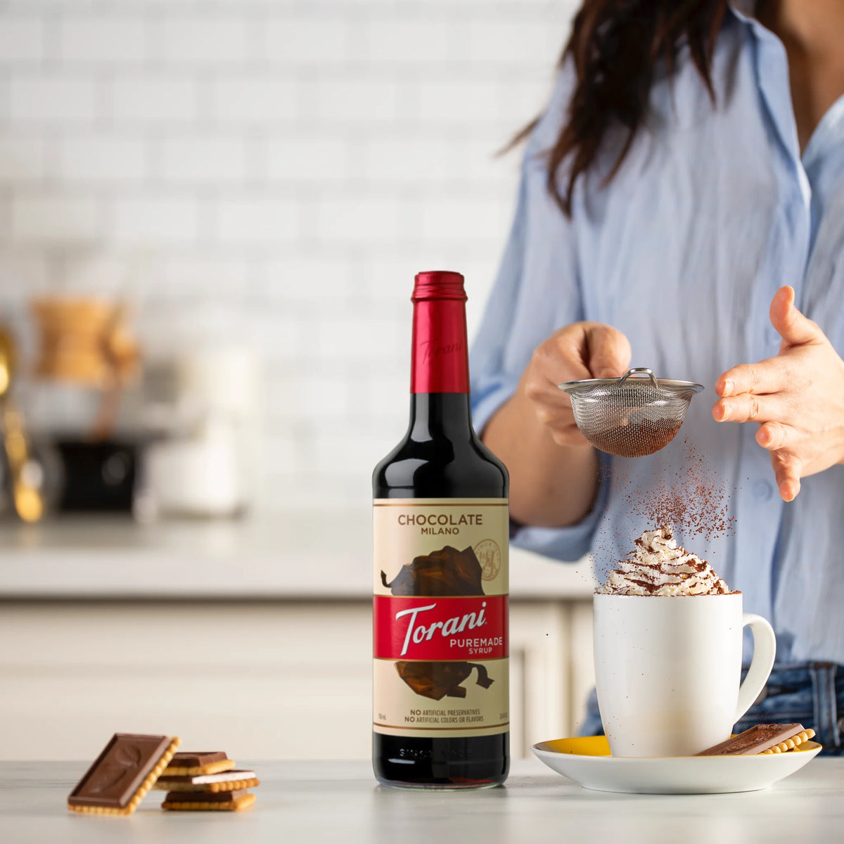 Barista giet Torani Chocolate Milano siroop in een koffie.