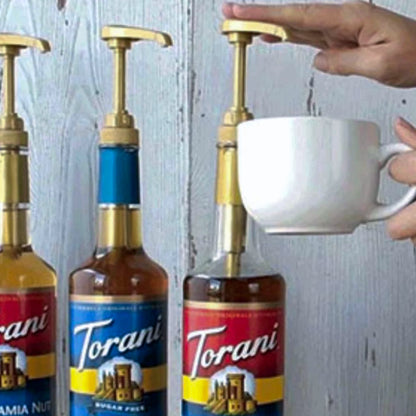 Gouden Torani sirooppomp gebruikt op een fles Chocolate Milano siroop.