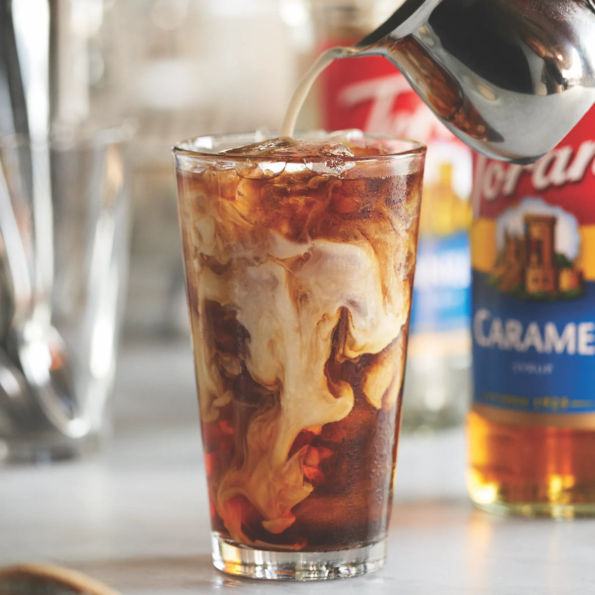 Hazelnootsiroop gebruikt in een hazelnoot-amaretto cocktail.