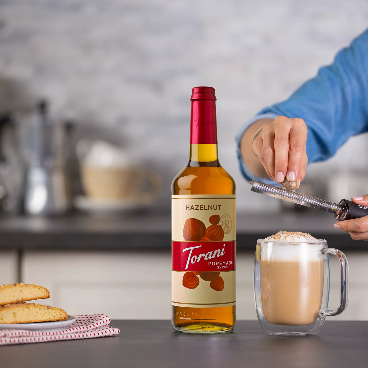 Torani Hazelnoot Siroop gebruikt in een professionele koffiebar.