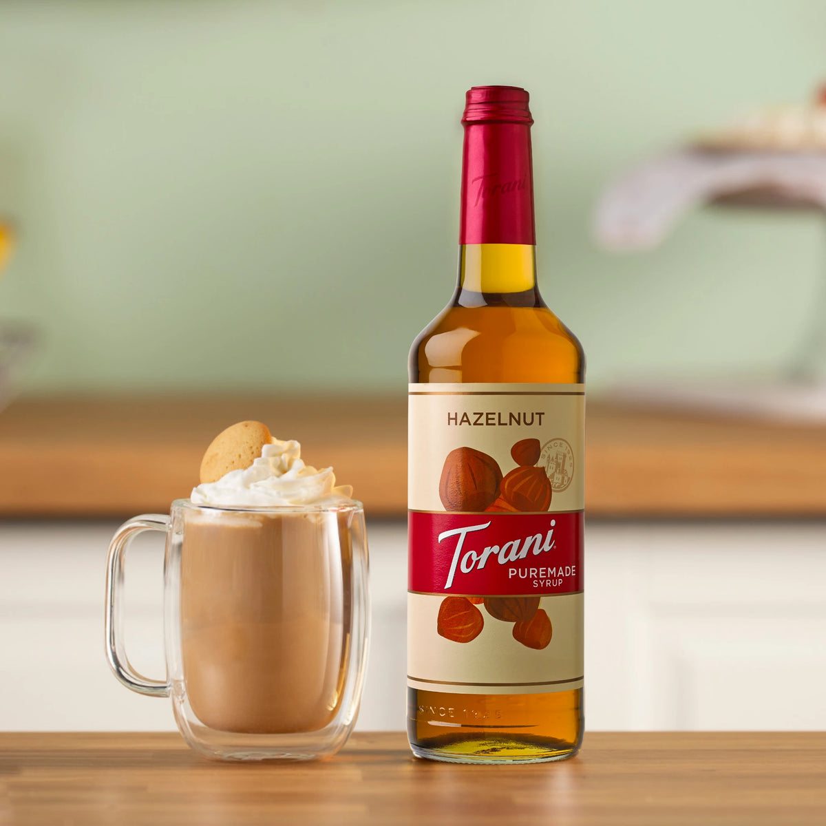 Voor en na vergelijking van koffie met en zonder Torani Hazelnoot Siroop.
