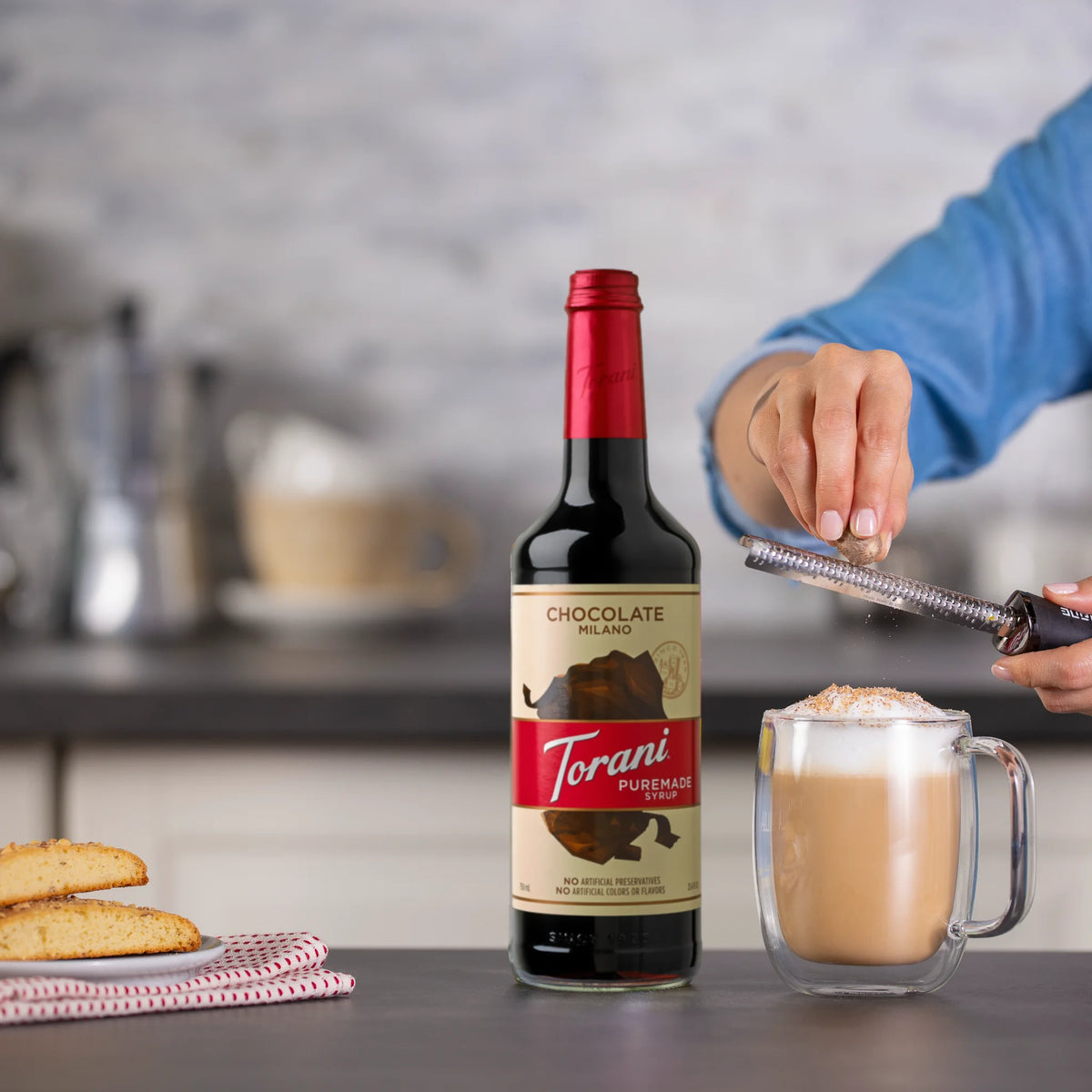 Torani Chocolate Milano siroop in een koffiemok met latte art.