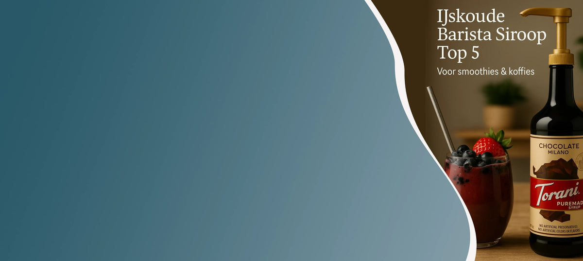 Banner voor torani Chocolate Milano siroop naast smoothie met aardbeien en blauwe bessen – perfecte siroop voor koude drankjes