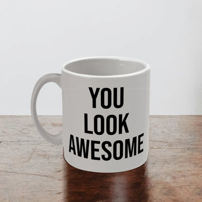 Trendy keramische mok met een positieve boodschap voor koffieliefhebbers.