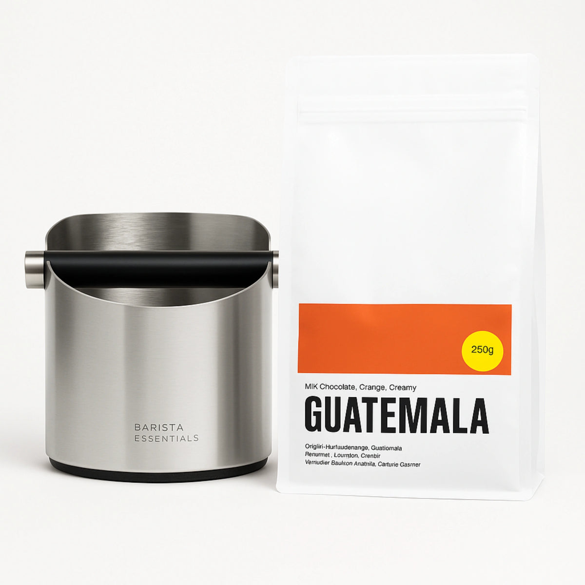 Zilverkleurige uitklopbak naast een zak Guatemala koffiebonen; koffie niet inbegrepen
