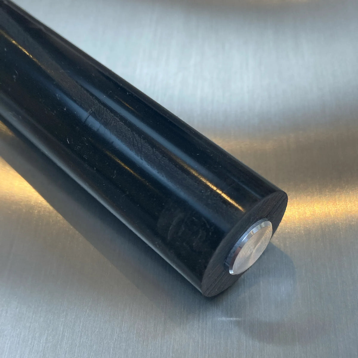 Detail van het ronde uiteinde van een zwarte uitklopstang