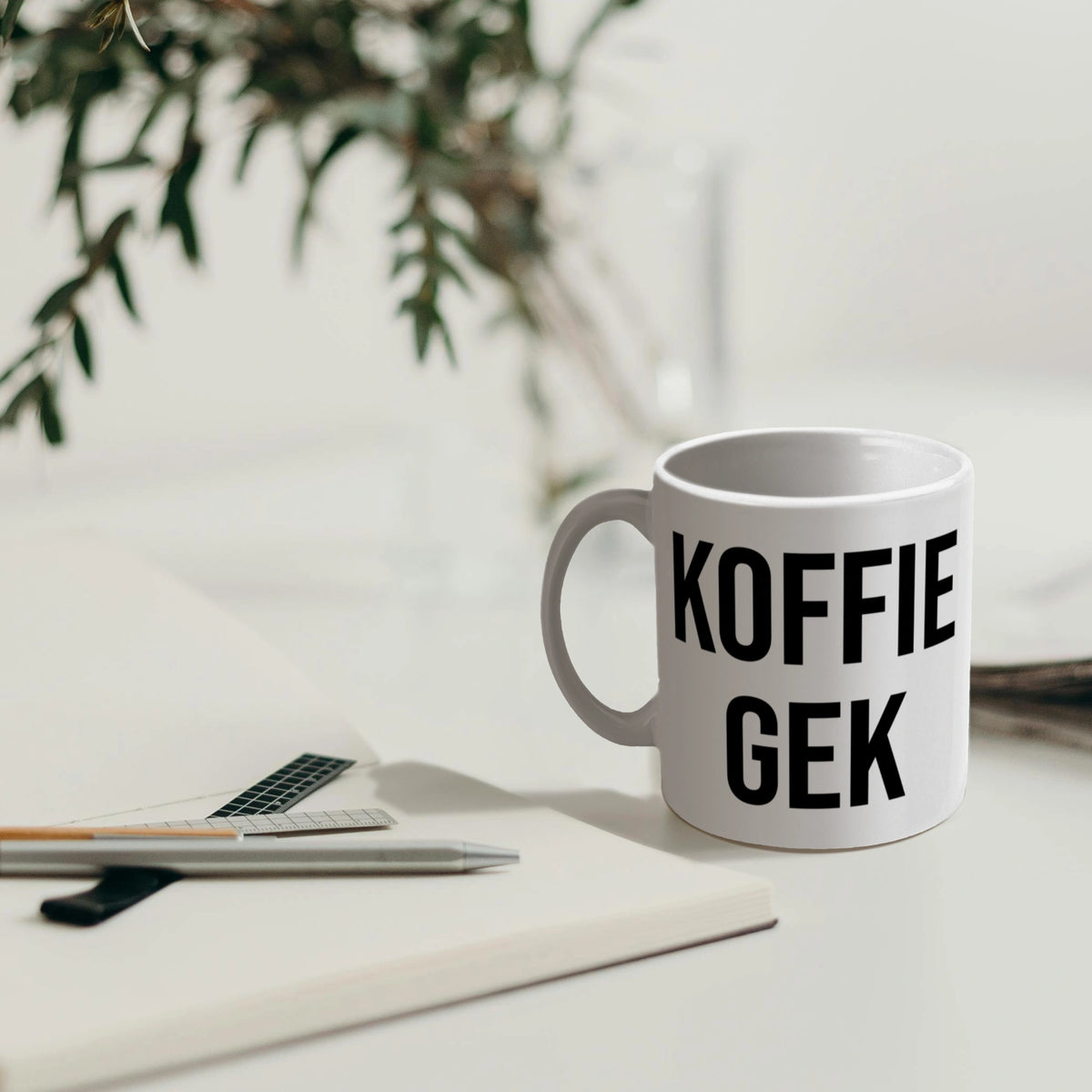Vaatwasser- en magnetronbestendige mok met grappige koffietekst.