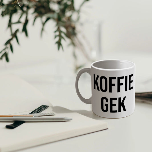 Vaatwasser- en magnetronbestendige mok met grappige koffietekst.