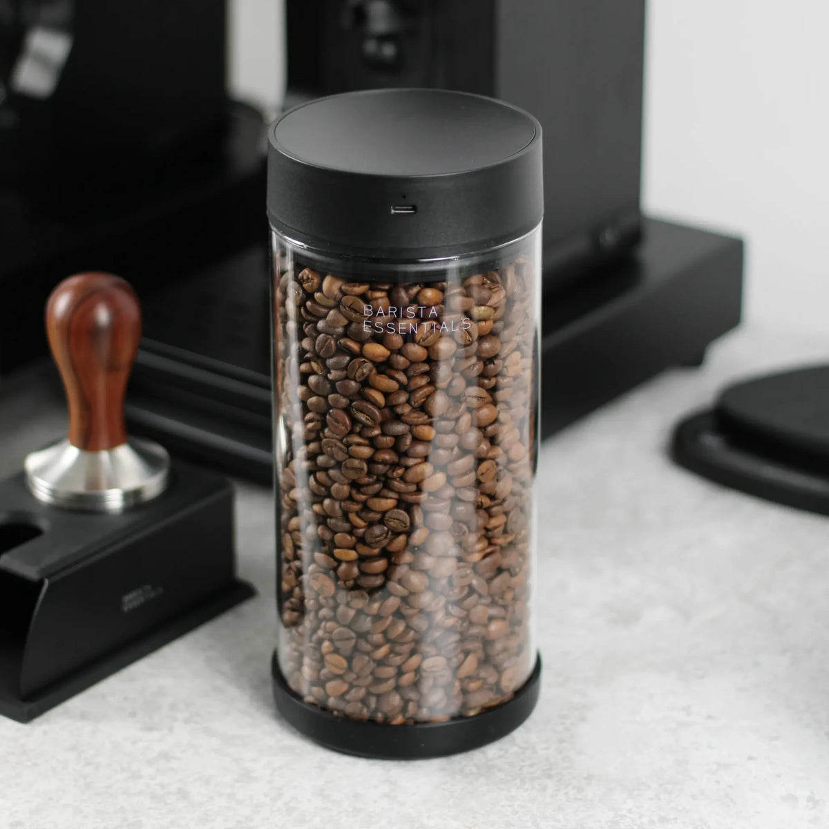 Vacuum koffie opslagbus van 500 gram op barista-station – voor het professioneel bewaren van koffiebonen thuis