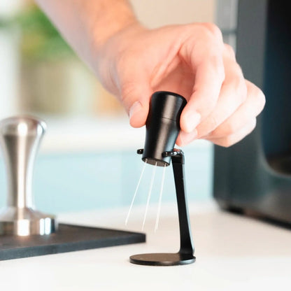 Hand plaatst de zwarte WDT-tool terug in de houder