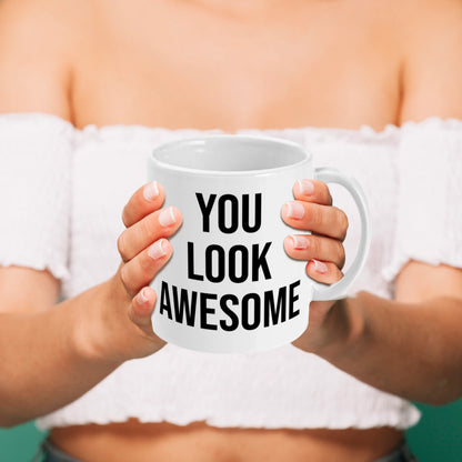 Mok ‘You Look Awesome’ vastgehouden door een hand, ideaal voor thuis of op kantoor.