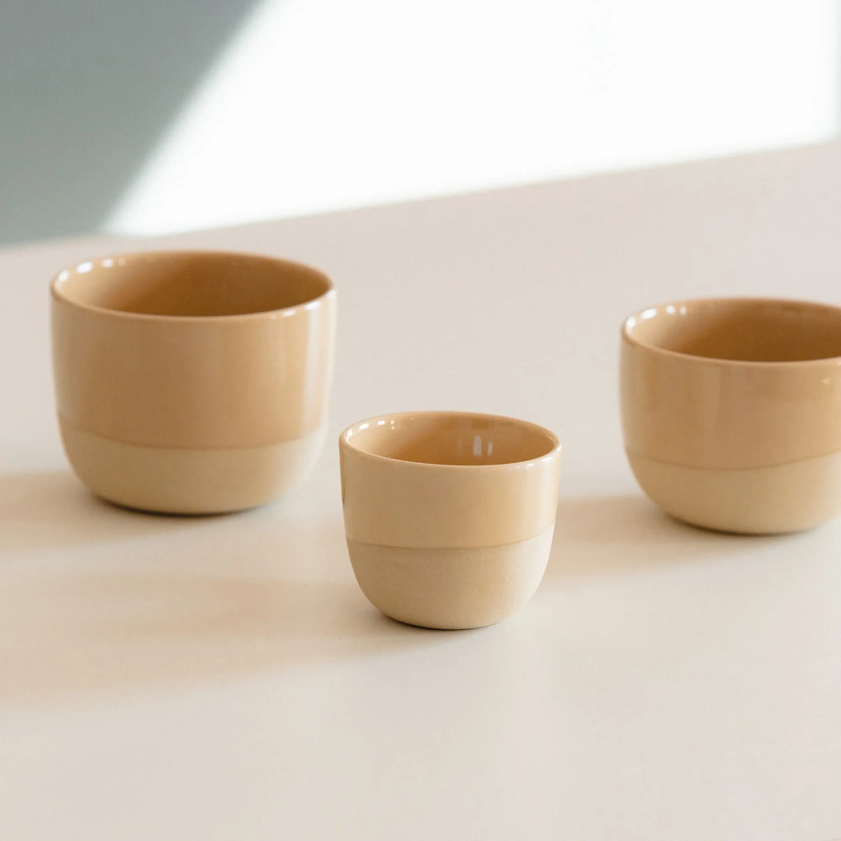 Zandgele kopjes in verschillende maten naast elkaar