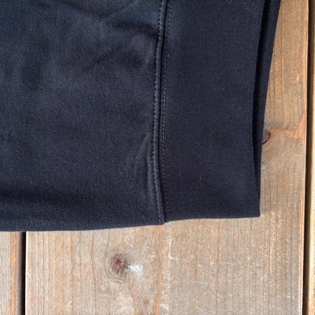 Detail onderboord van zwart barista sweatshirt met ribbelafwerking